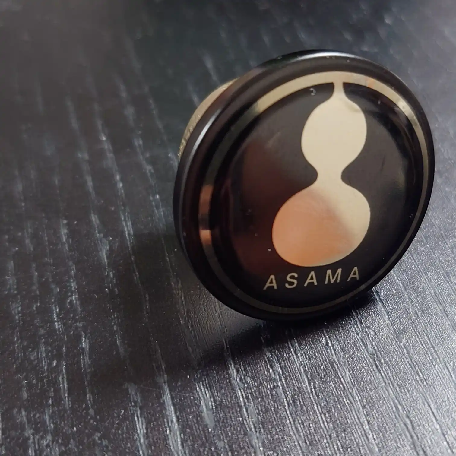 八ッ場ダム貯蔵酒|ASAMAロゴ入りキャップデザイン 浅間酒造「八ッ場ダム貯蔵酒」のボトルキャップを接写した写真、ひょうたんのロゴとASAMAの文字がデザインされている