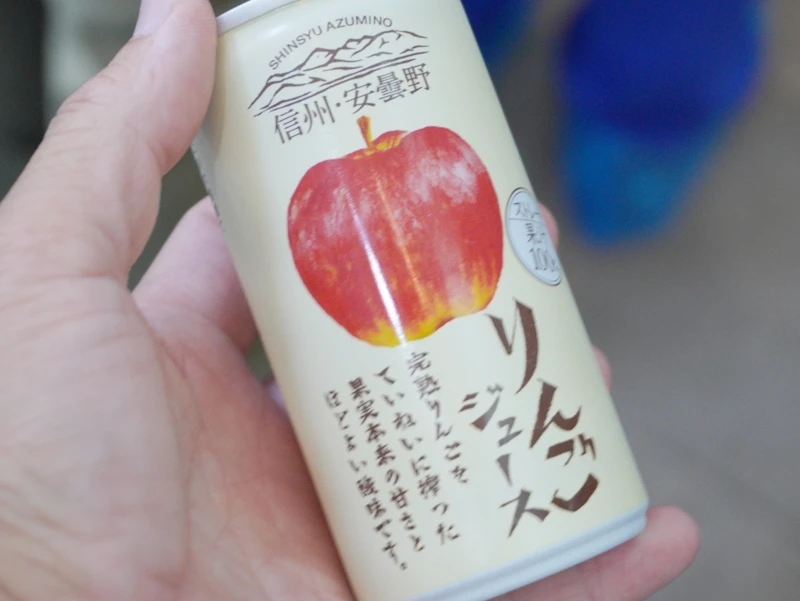 長野・佐久|ハンドルキーパーは信州・安曇野りんごジュース—美味しかった 信州・安曇野りんごジュースの缶を手に持つ