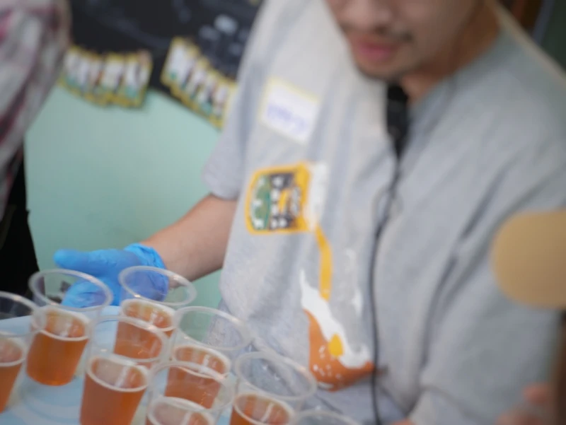 長野・佐久|スタッフがテイスティングカップを配布—ヤッホーブルーイング試飲室 スタッフがテイスティングカップを配布