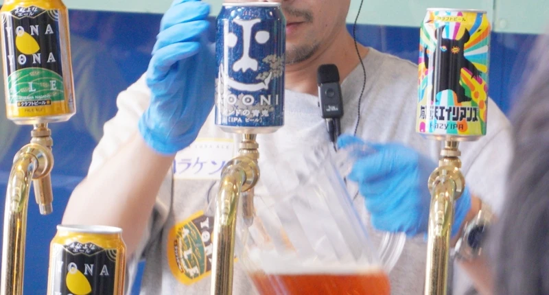 長野・佐久|よなよな・青鬼・Hazyのタップ前で注ぎ中—ヤッホーブルーイング試飲室 よなよなエール等のタップ前クローズアップ