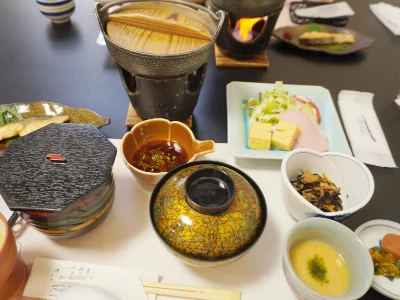 ホテル晴山の旅館朝食|湯気立つ小鍋と炊きたてご飯、焼き魚・玉子焼き・小鉢が揃う和の膳 戸倉上山田温泉・ホテル晴山の朝食|小鍋の湯気と炊きたてご飯、焼き魚や玉子焼きが並ぶ和食膳