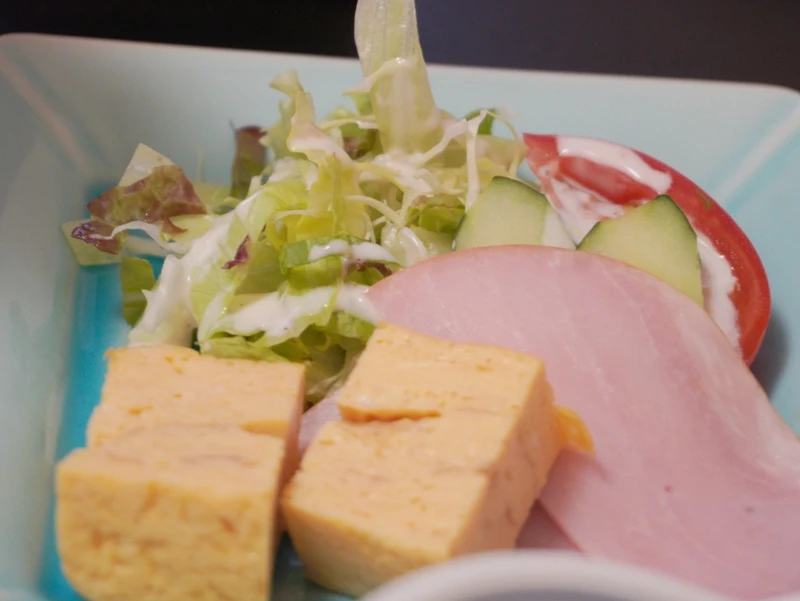 ホテル晴山 朝食|玉子焼き・ハム・サラダ ホテル晴山の朝食|玉子焼きとハム、野菜サラダの彩りプレート