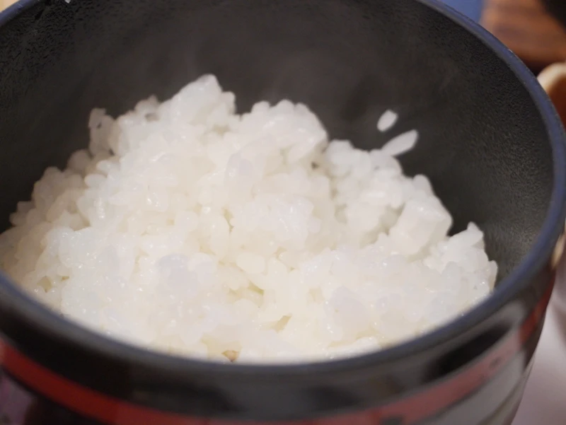 ホテル晴山 朝食のごはん|湯気立つ炊きたて白米 ホテル晴山の朝食|炊きたて白米のおひつ