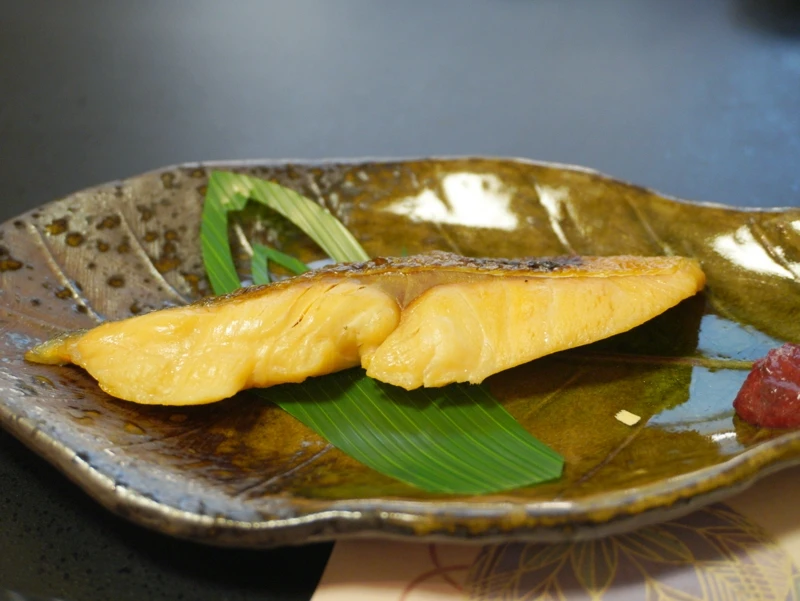ホテル晴山 朝食|香ばしく焼いた魚の一皿 ホテル晴山の朝食|葉の上に盛られた香ばしい焼き魚