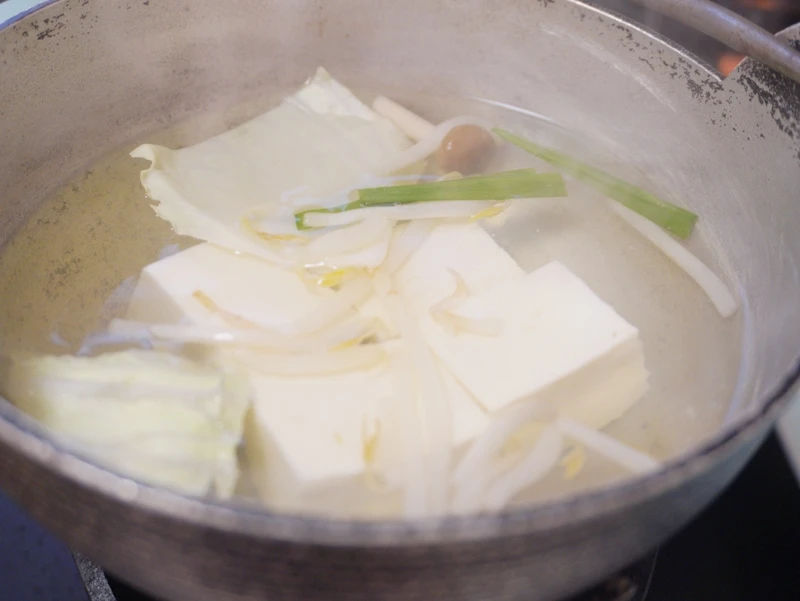 ホテル晴山 朝食|源泉湯豆腐(城山2号) ホテル晴山の朝食|豆腐・白菜・ねぎ・きのこを煮込む湯豆腐(城山源泉2号100%)