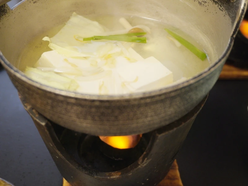 ホテル晴山 朝食|源泉100%の湯豆腐鍋 ホテル晴山の朝食|城山源泉2号を100%使用した湯豆腐の小鍋
