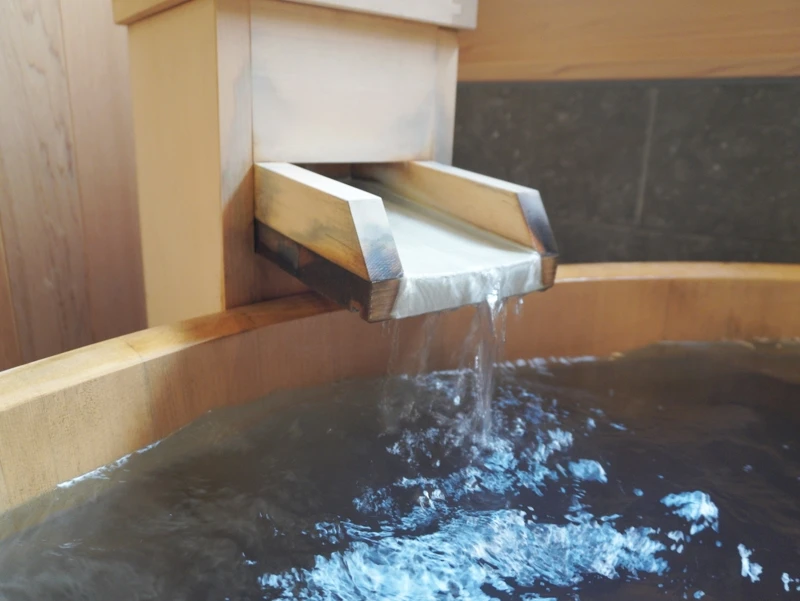檜の湯口から注がれる湯。