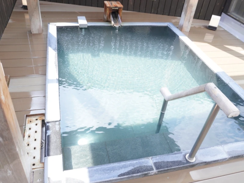 戸倉上山田温泉ホテル晴山 男性露天風呂 四角い湯船と湯口から注ぐ温泉