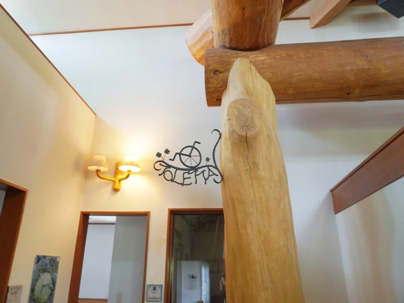 店内の木柱とGOLETAサイン(嬬恋高原ブルワリー) 店内の木柱とGOLETAサイン