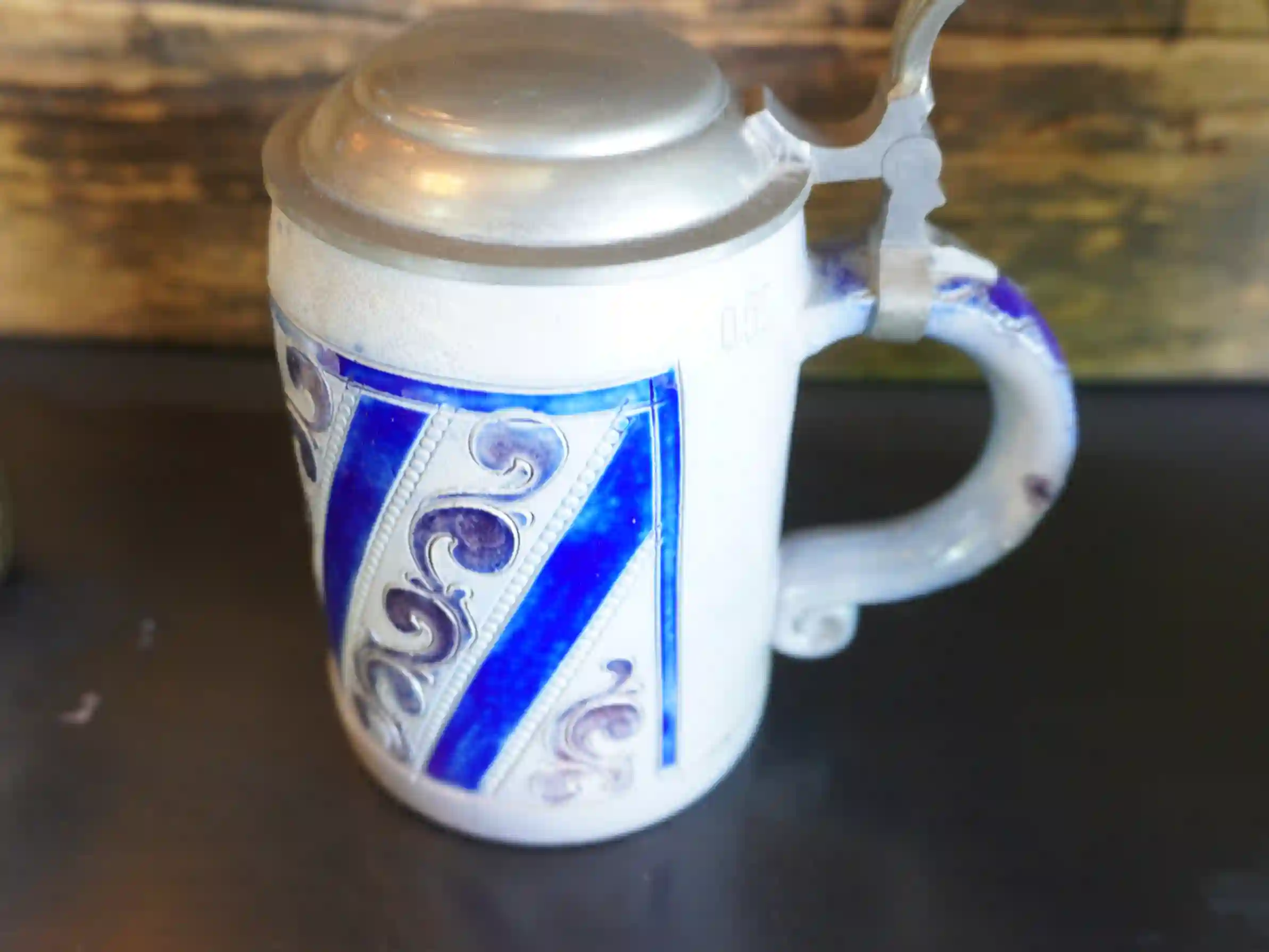 蓋付き陶製ビアマグ(嬬恋高原ブルワリー) 蓋付き陶製ビアマグのクローズアップ