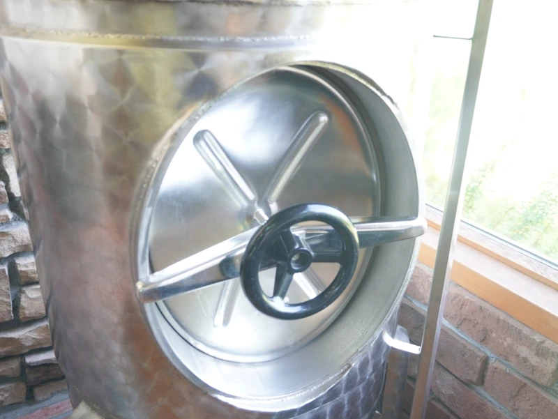 ステンレスタンクの丸ハッチ(嬬恋高原ブルワリー) ステンレスタンクの丸型ハッチのクローズアップ