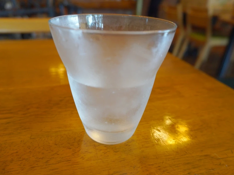 ノンアルのスパークリングホップ 氷入りグラスのノンアルドリンク、スパークリングホップ