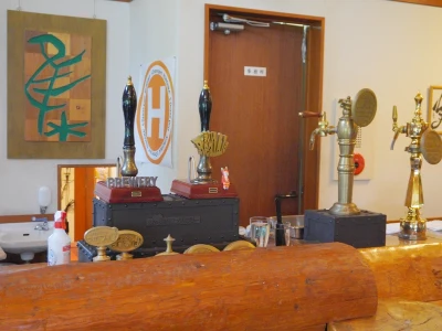 つまブル店内カウンターのビールタップと装飾 ビールタップと装飾、BREWERYプレート