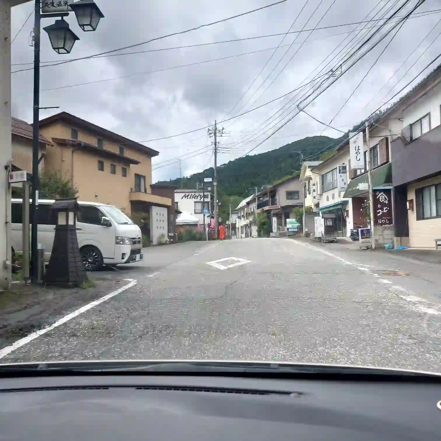 沢渡温泉街の中心通り。旅館や食堂が並ぶ穏やかな坂道の町並み。