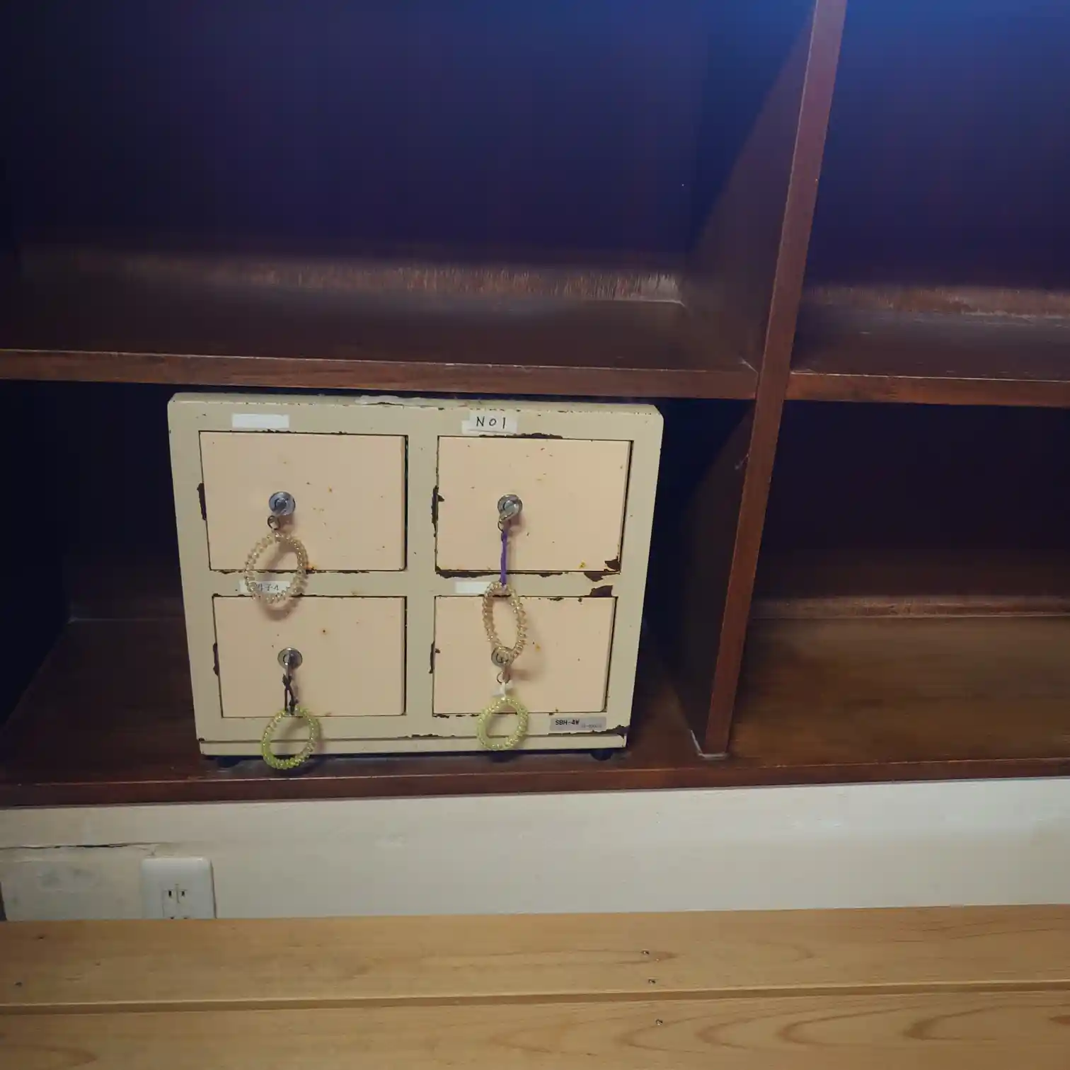 脱衣場の小さな貴重品ロッカー。塗装のはがれが年月を物語る。