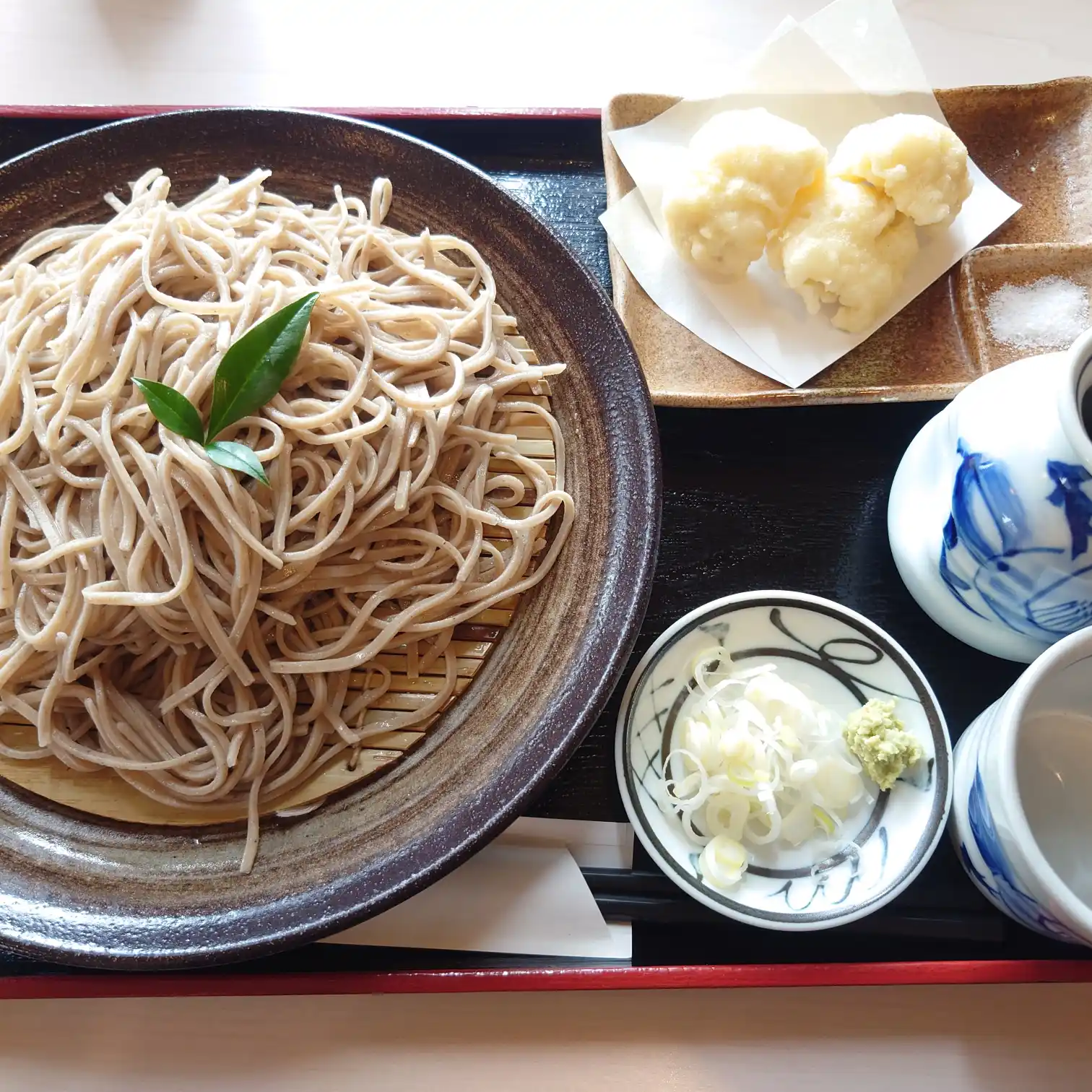 如月|十割そばとはも天ぷら 如月の十割そばと鱧(はも)天ぷらのセット。香り高いそばとふんわり揚がった鱧天が並ぶ一膳