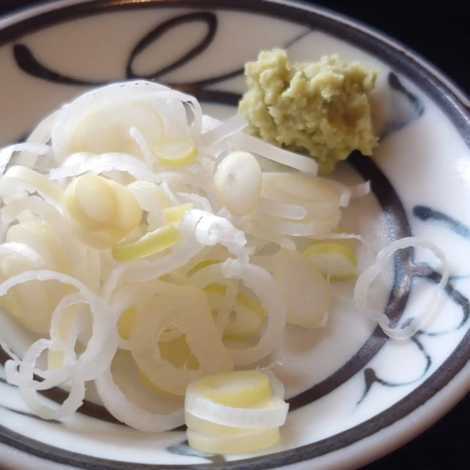 如月|薬味のねぎとわさび 如月の薬味皿。香り立つ刻みねぎと新鮮なおろしわさび