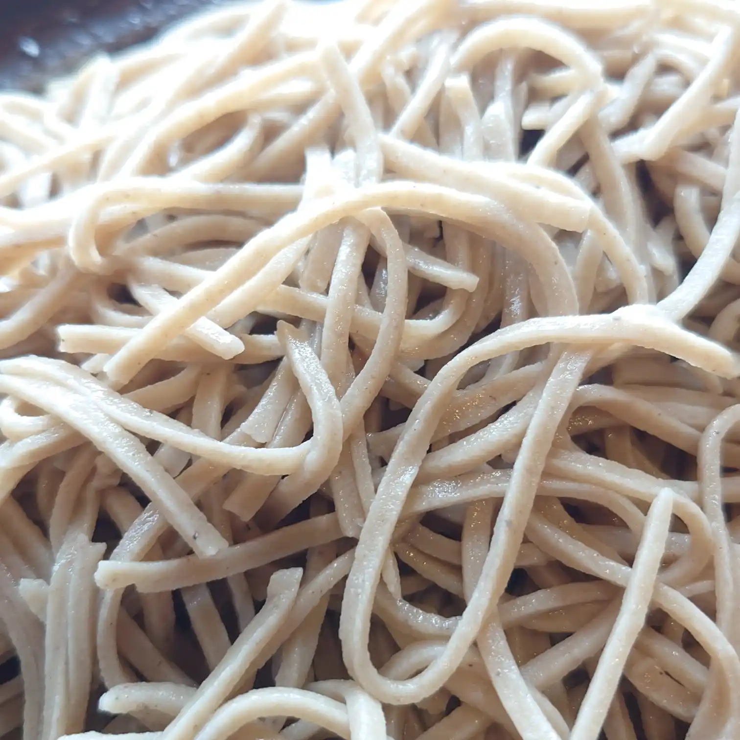 如月|十割そばの接写 如月の十割そばを接写。そば粉の粒感とほどよい艶が伝わる一枚