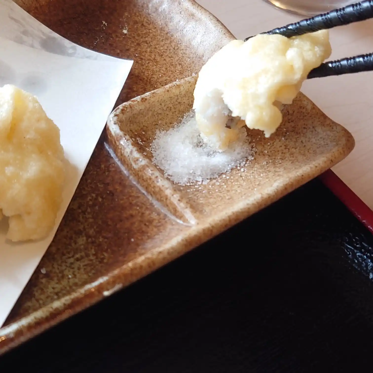 如月|鱧天ぷらを塩で味わう 如月の鱧(はも)天ぷらを塩でいただく瞬間。衣の軽さと塩の旨みが際立つ一品