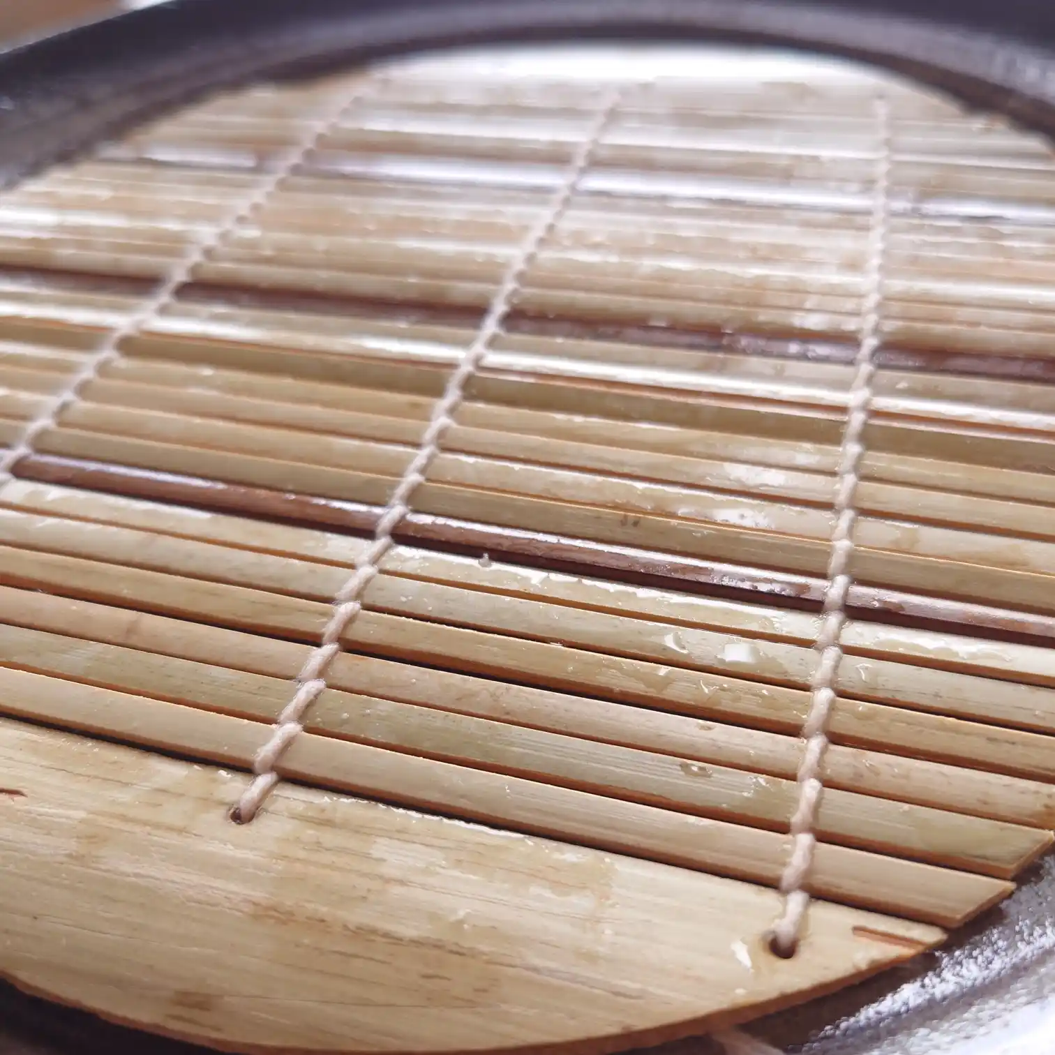 如月|食後のそば笊 如月の十割そばを食べ終えた後の笊(ざる)。つゆの雫が光る余韻の景