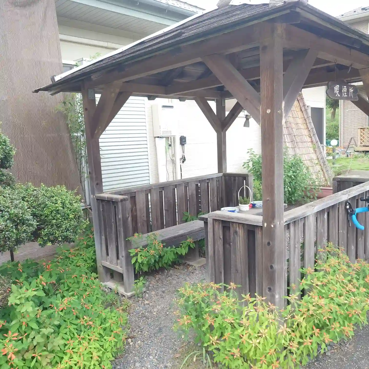 屋外の東屋ベンチ(喫煙所) 屋外の木製東屋ベンチとテーブル、喫煙所の休憩スペース