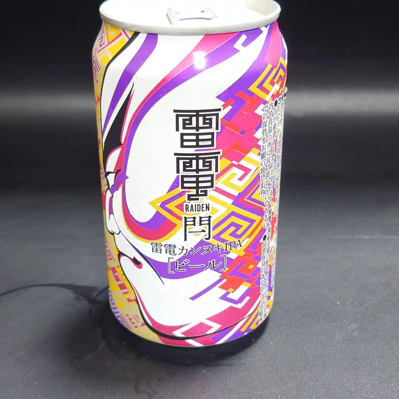 雷電カンヌキIPA|雷電為右衛門をモチーフにした和柄デザイン缶 雷電カンヌキIPAの缶を斜め前から撮影した写真。雷電為右衛門をイメージした大胆な和風デザインが描かれている