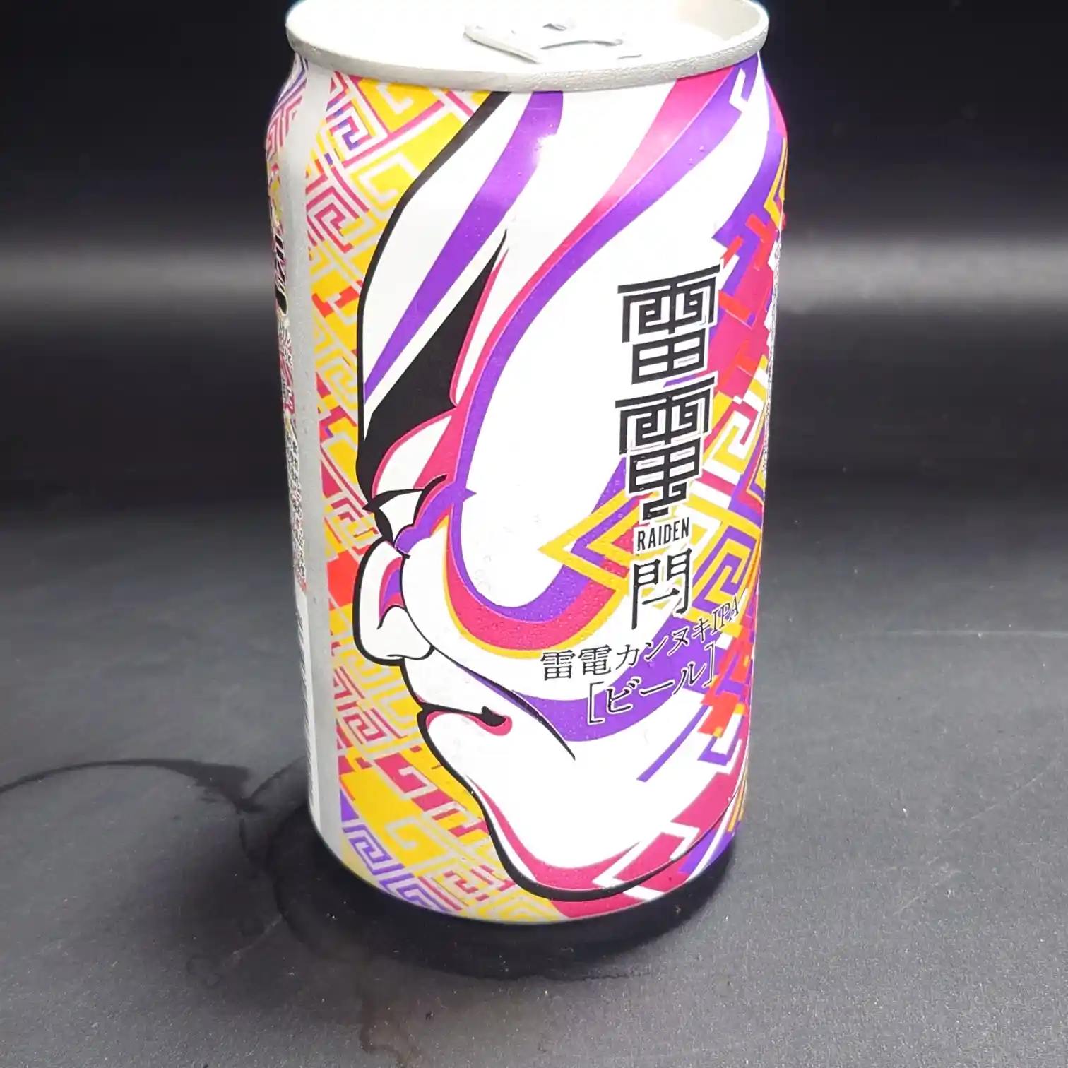 雷電カンヌキIPAの缶を斜め前から撮影した写真。雷電為右衛門をイメージした大胆な和風デザインが描かれている