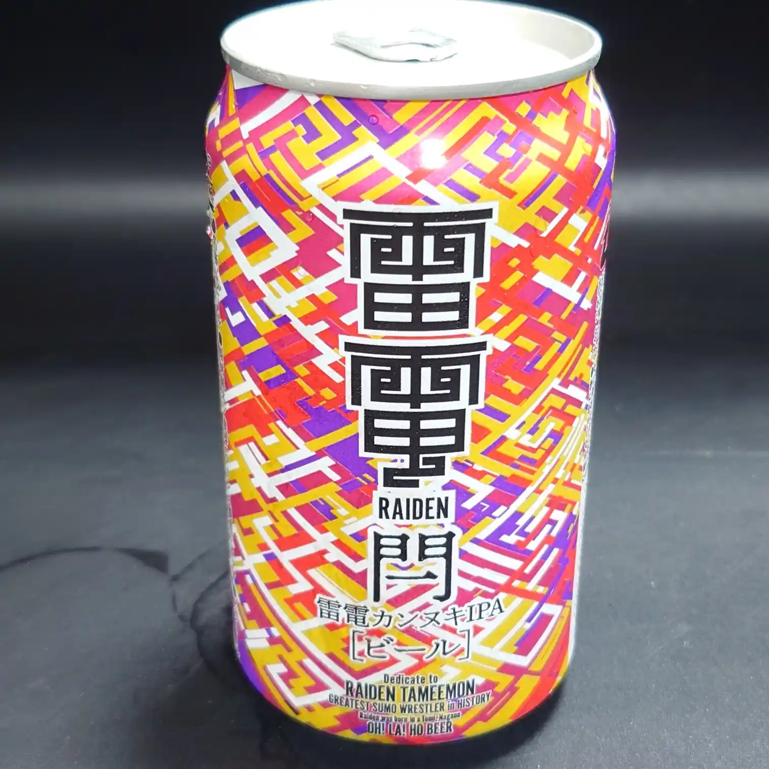 雷電カンヌキIPA|オラホビール(OH!LA!HO BEER)の限定IPA缶デザイン 雷電カンヌキIPAのカラフルな缶デザインを正面から撮影した写真。雷の文字と幾何学模様が印象的な限定IPA