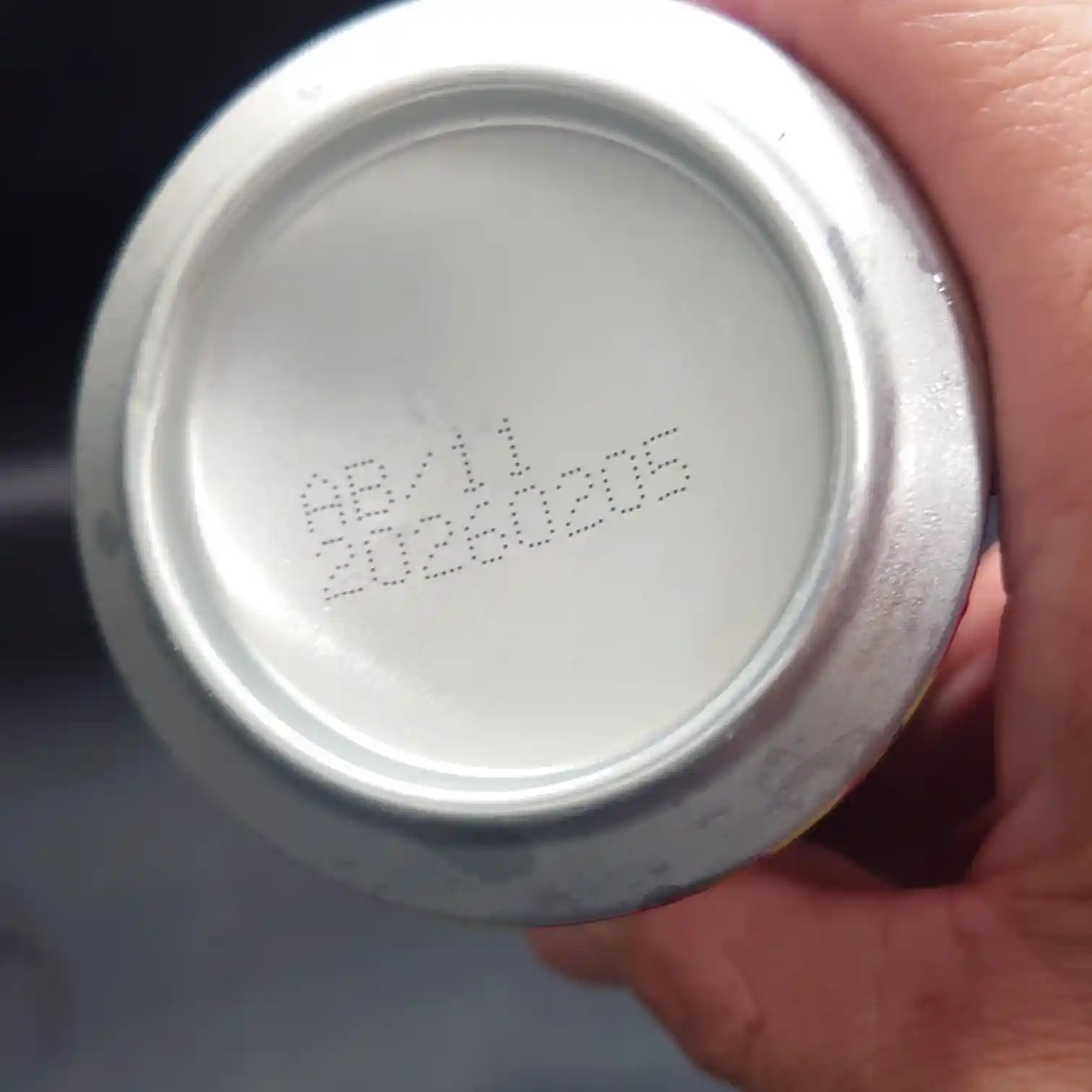 雷電カンヌキIPA|缶底の賞味期限と製造ロット刻印 雷電カンヌキIPAの缶底を撮影した写真。製造ロット番号と賞味期限「2026.02.05」の刻印が確認できる