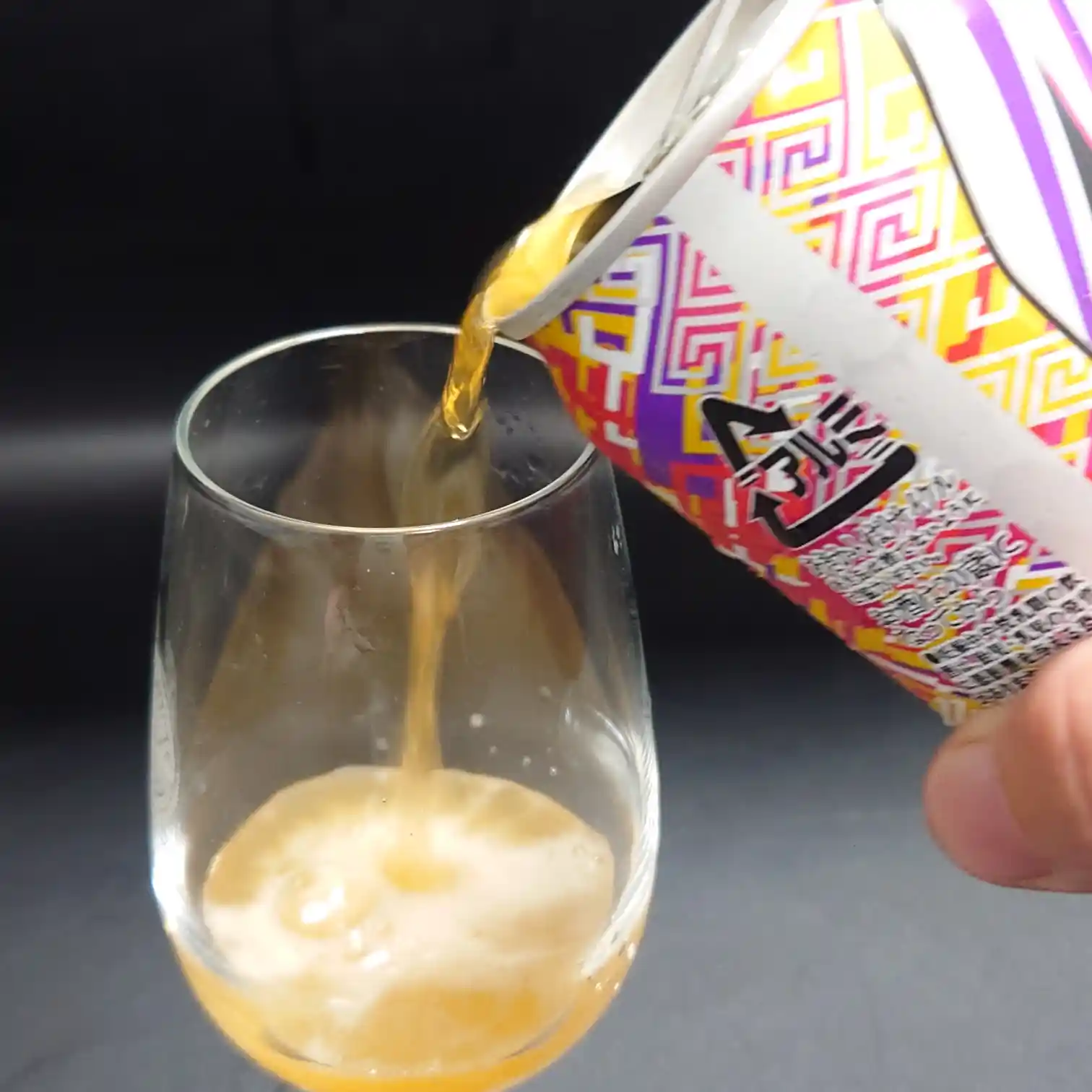 雷電カンヌキIPA|グラスに注ぐ瞬間の黄金色ビールと泡立ち 雷電カンヌキIPAをグラスに注いでいる瞬間の写真。黄金色の液体と細かな泡立ちが見える