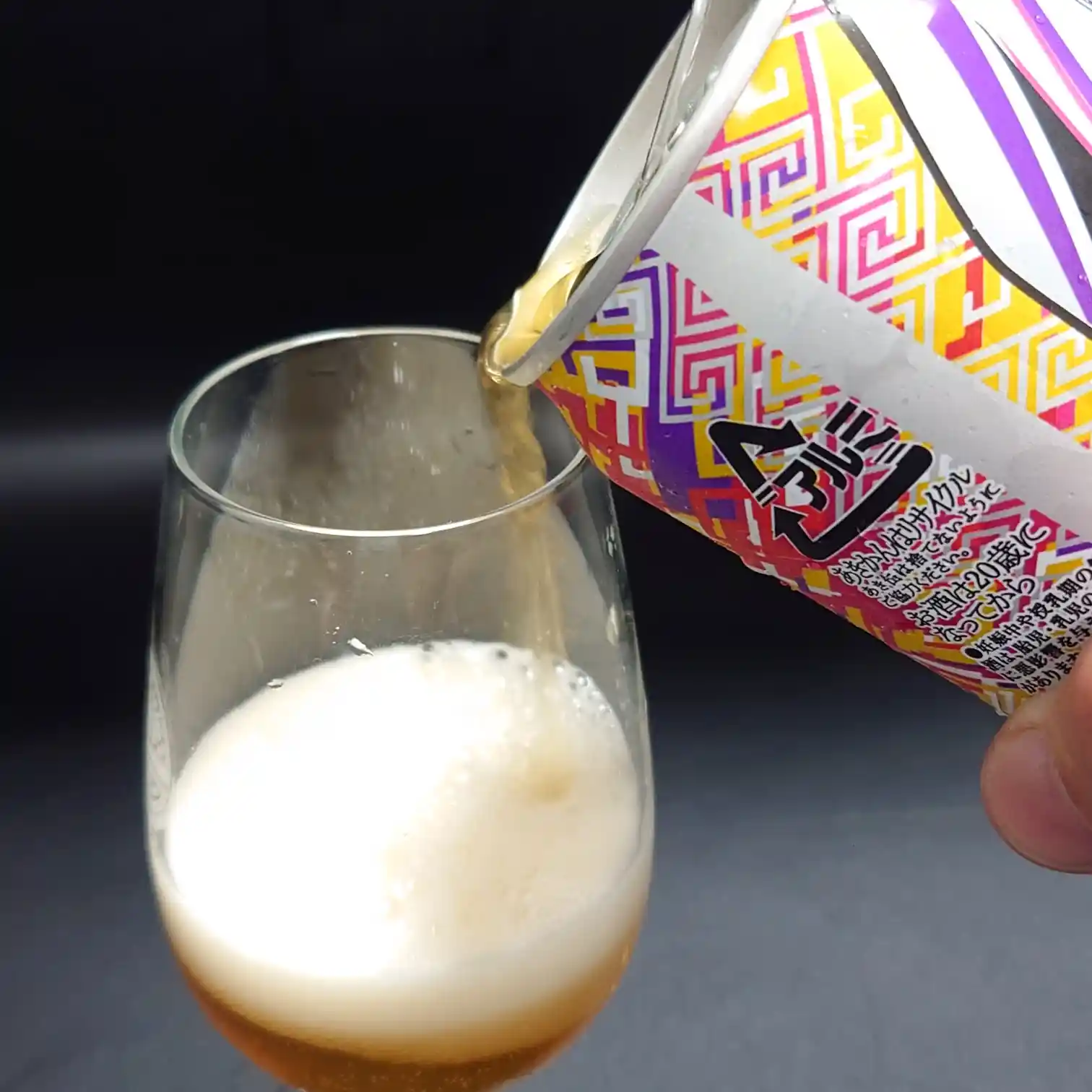 雷電カンヌキIPA|注ぎたての琥珀色ときめ細かい泡立ち 雷電カンヌキIPAを注いで泡が立ち上がる瞬間の写真。グラスに広がる琥珀色ときめ細かな泡が美しい