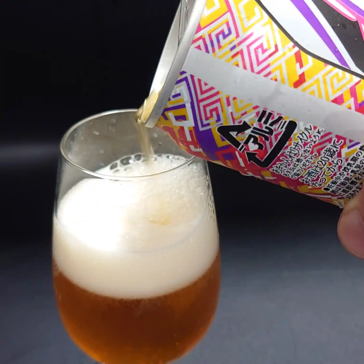 雷電カンヌキIPA|琥珀色の液面とふんわり泡の注ぎシーン 雷電カンヌキIPAをゆっくり注ぎ入れている写真。泡がふんわりと立ち上がり、透明感のある琥珀色が際立つ