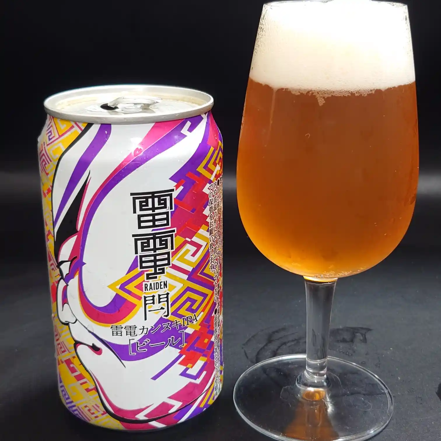 雷電カンヌキIPA|琥珀色の液色と大胆なデザイン缶のツーショット 雷電カンヌキIPAの缶とグラスを並べて撮影した写真。琥珀色のビールと独創的な和柄デザイン缶が対照的に映える