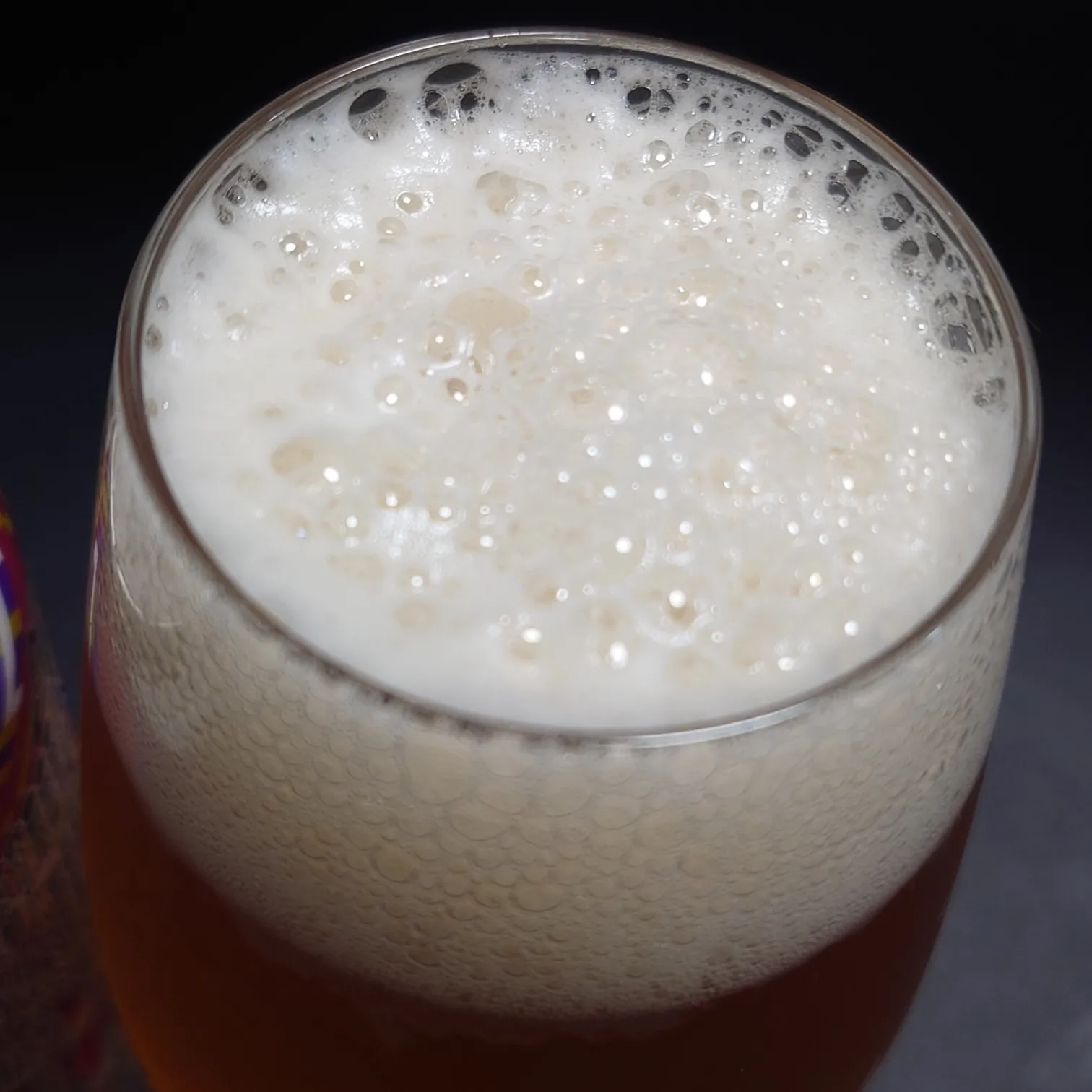 雷電カンヌキIPA|グラス上面に広がるきめ細かな泡のクローズアップ 雷電カンヌキIPAを上から撮影した写真。グラスいっぱいに広がる泡が細かくクリーミーで、ビールのコクを感じさせる
