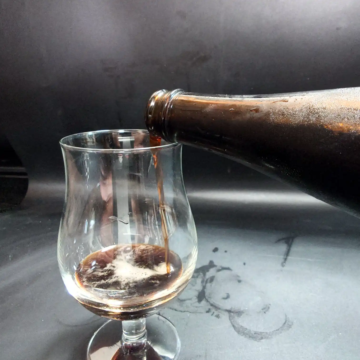 黒スタウトを注ぐ 自宅飲みの一杯 黒スタウトを自宅でグラスに注ぐ瞬間 ロースト香が立ちのぼる