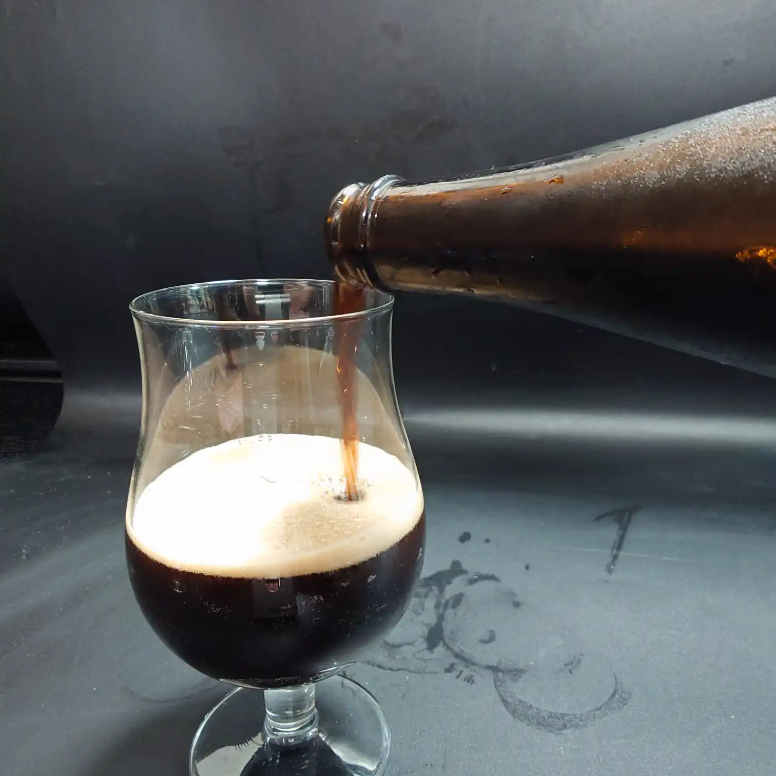 ベージュ色のきめ細かな泡(持続良好) 黒スタウトのベージュ色の泡アップ 自宅撮影 きめ細かく持続するヘッド