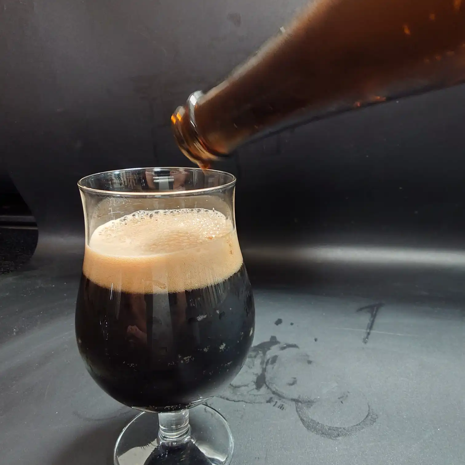 液面の濃色グラデーションと微細な気泡 黒スタウトの液面 こげ茶から黒へのグラデーション 自宅撮影