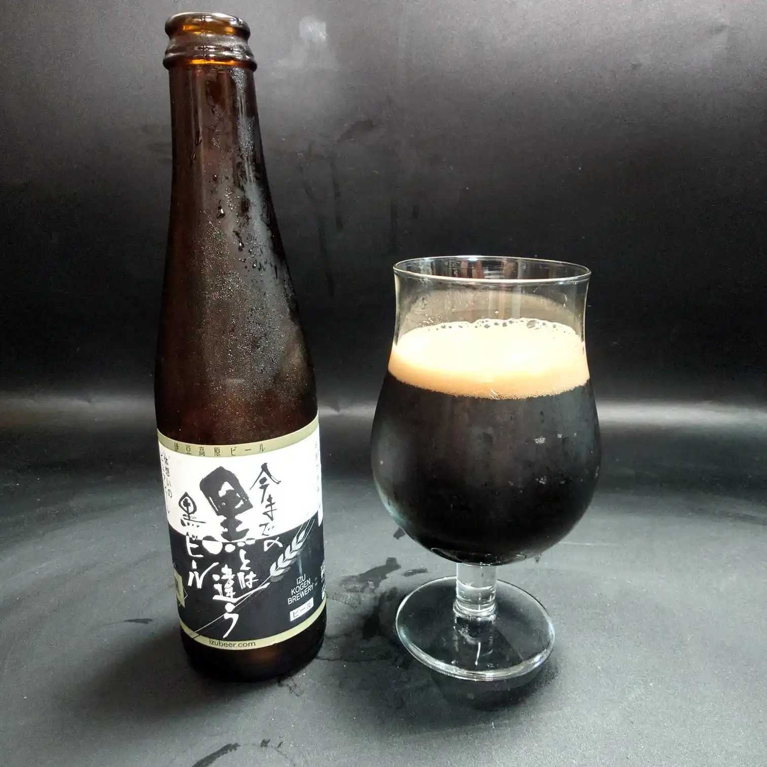 黒スタウトのラベルディテール 伊豆高原ビール 黒スタウトの缶ラベルを自宅でクローズアップ