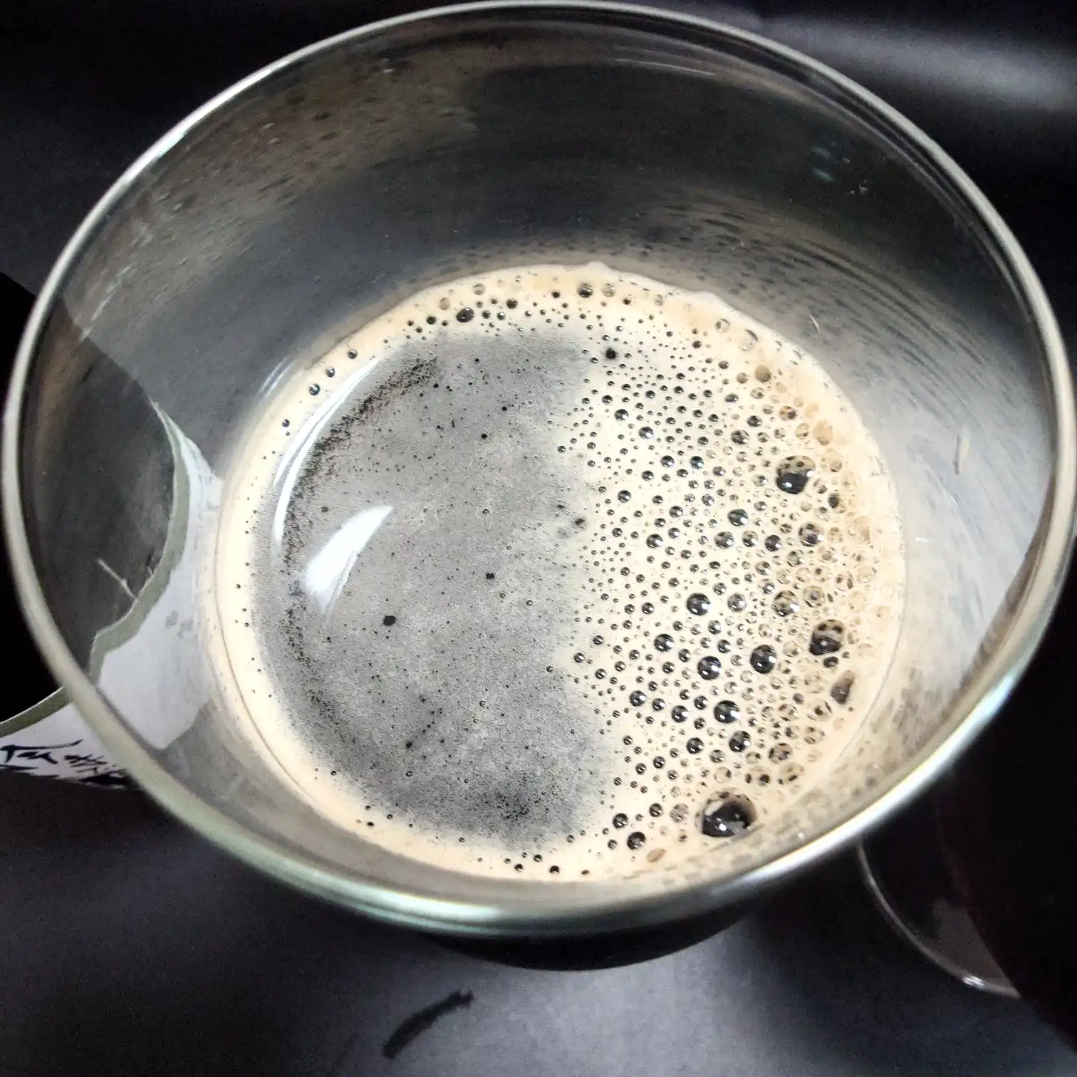 飲み比べ|泡の立ち方と持続を比較 2つのグラスの泡の立ち方を比較 ベージュ泡の厚みと持続 つまブルは泡持ち良好