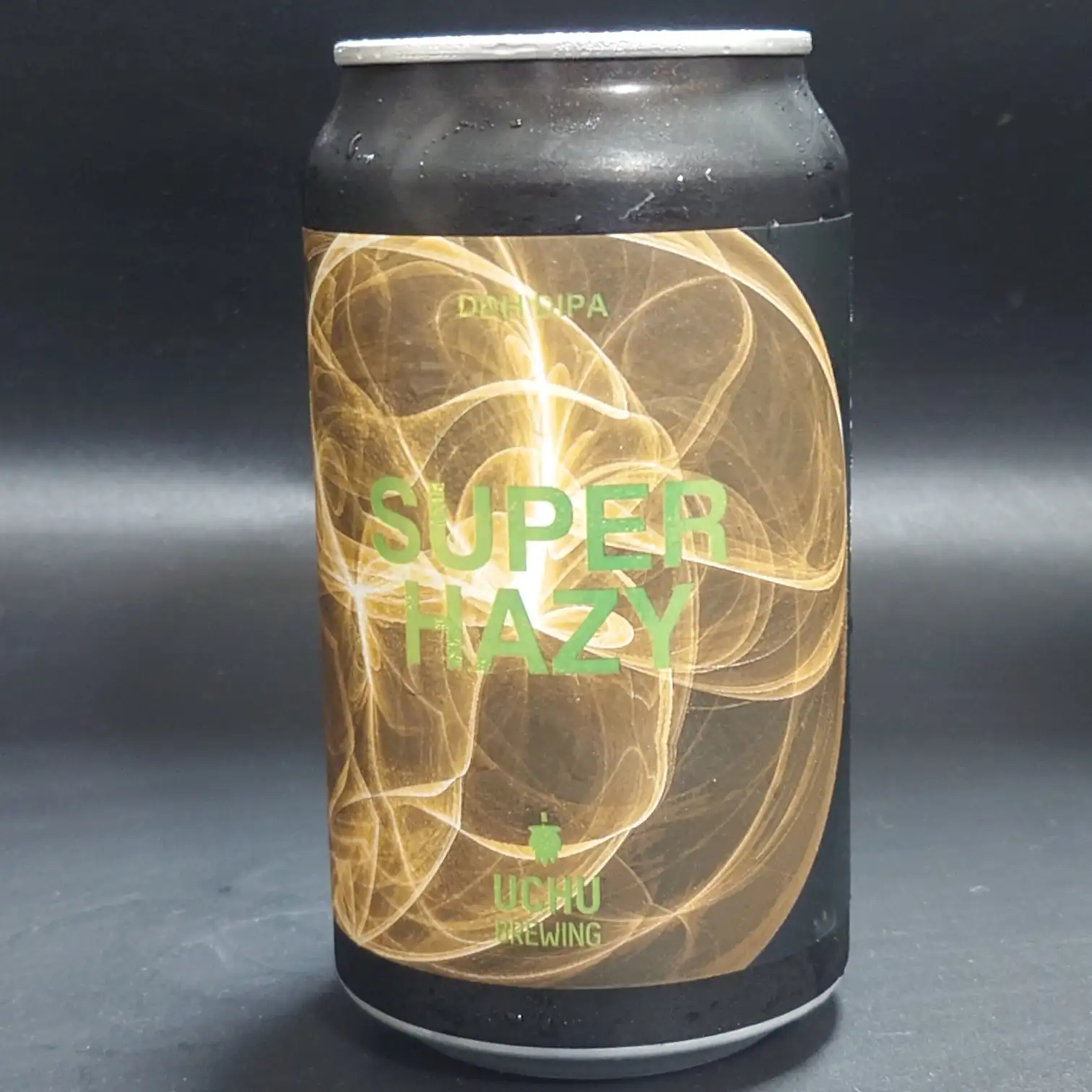 宇宙ブルーイング「SUPER HAZY」渦巻く金色のスモーク調デザインにロゴが浮かぶ宇宙ブルーイング SUPER HAZY｜スモーク調ゴールドとグリーンロゴが印象的