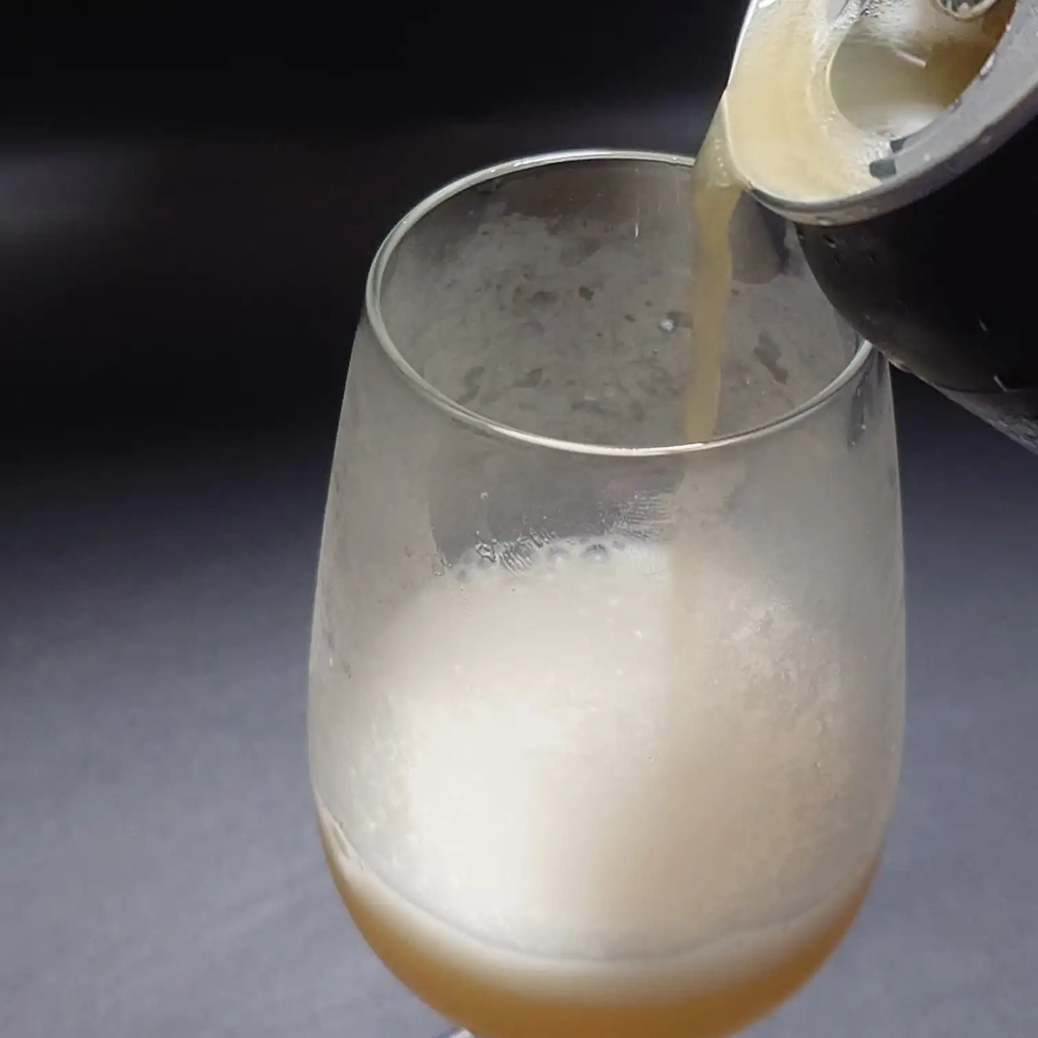 宇宙ブルーイング SUPER HAZY|濁りとクリーミーな泡が立つ注ぎシーン 宇宙ブルーイング「SUPER HAZY」をグラスへ注ぐ瞬間、白濁した液体とふんわり泡が立ち上がる