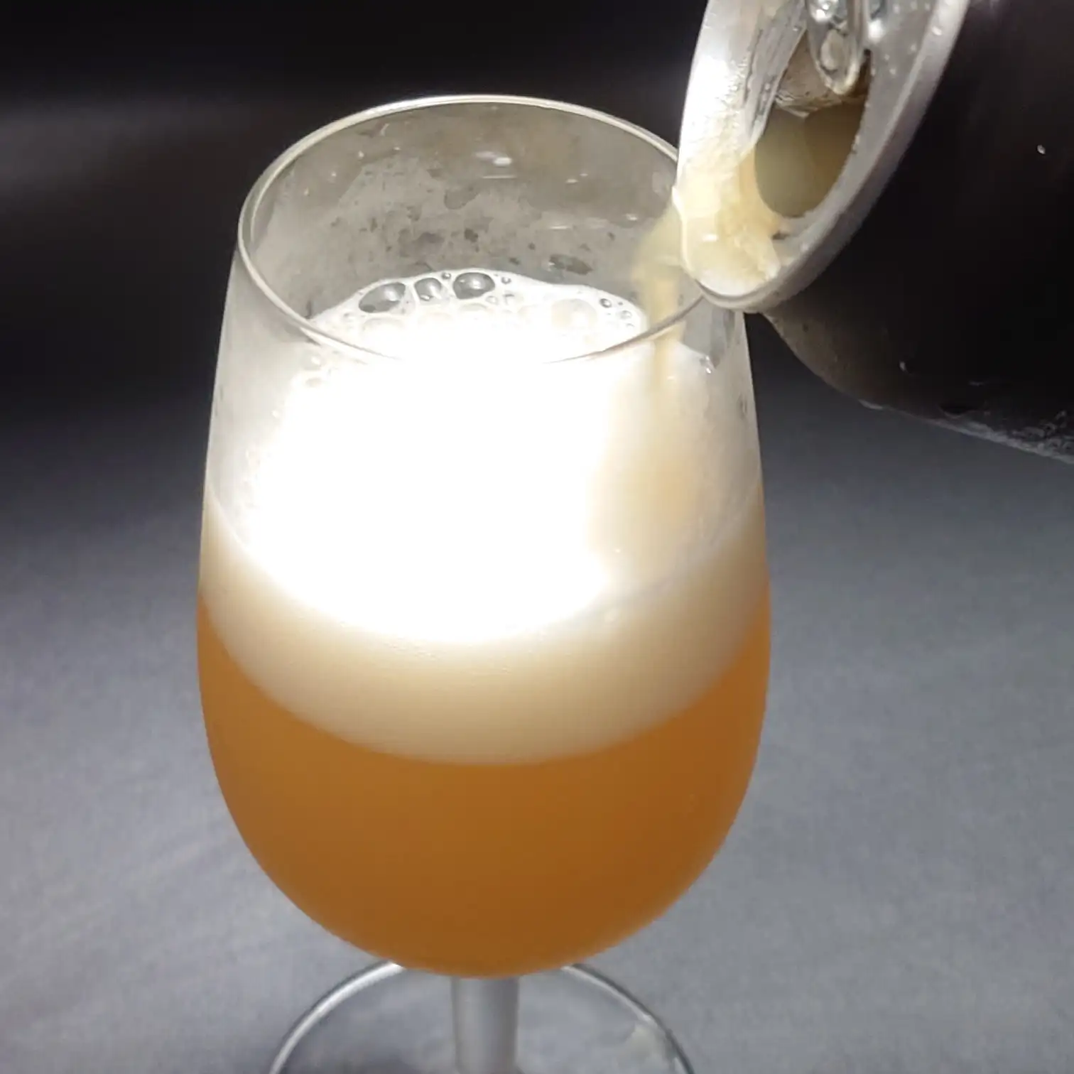 宇宙ブルーイング SUPER HAZY|濁りゴールドと厚い泡のコントラスト 宇宙ブルーイング「SUPER HAZY」注ぎたての液面、濃いにごりと白い泡が層をなす