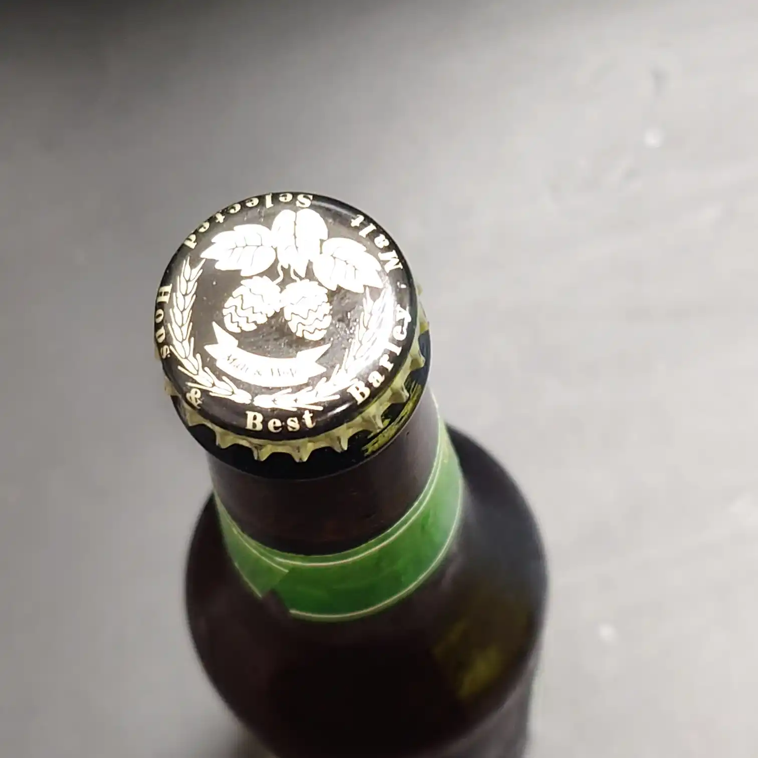 田沢湖ビール『ブナの森』の王冠部分を上から撮影。ホップと麦のエンブレムが輝き、クラフトビールらしい上質感を感じさせるデザイン