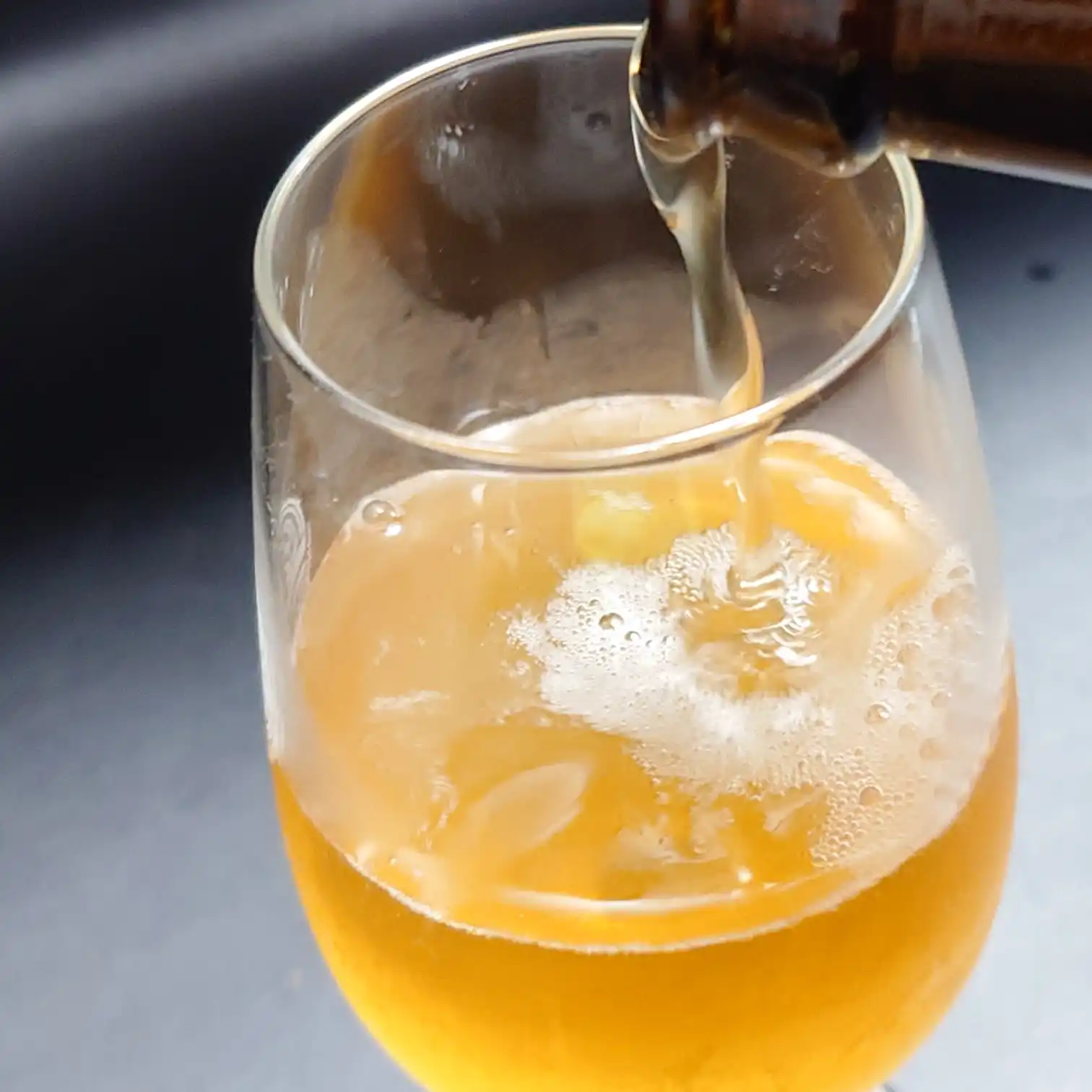 田沢湖ビール『ブナの森』がグラスに注がれる様子。黄金色の液体が泡を立てながら広がり、透明感と香りの立ち上がりを感じさせる