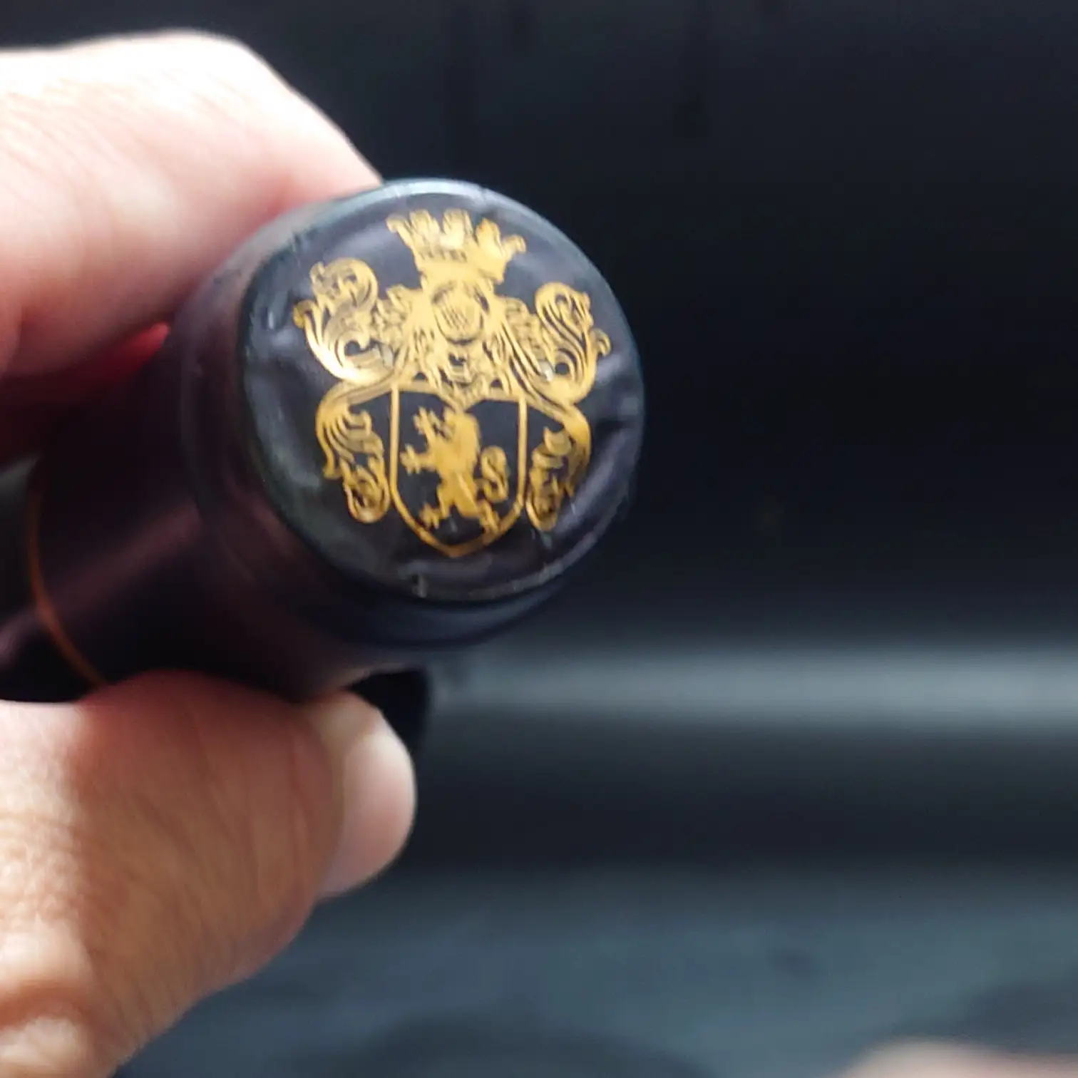 カークランド ボルドー・シュペリュール 2022 キャップエンブレム カークランド ボルドー・シュペリュール2022のボトルキャップ上部を接写。金色の王冠と獅子が刻まれたエンブレムが高級感を放つ。