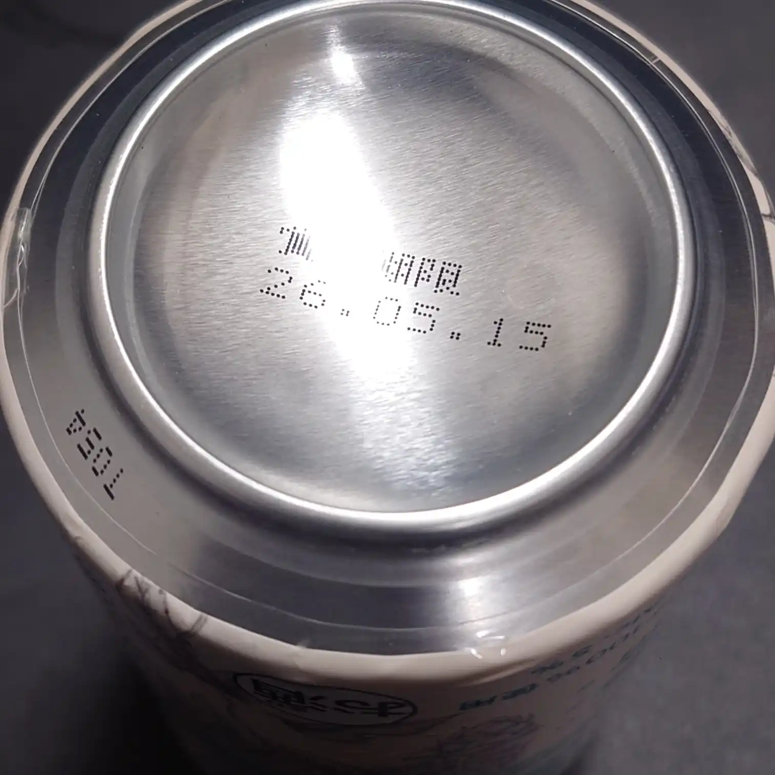 テーブルの上に置かれた諏訪浪漫ビール 一夢希の缶と飲みかけのグラス