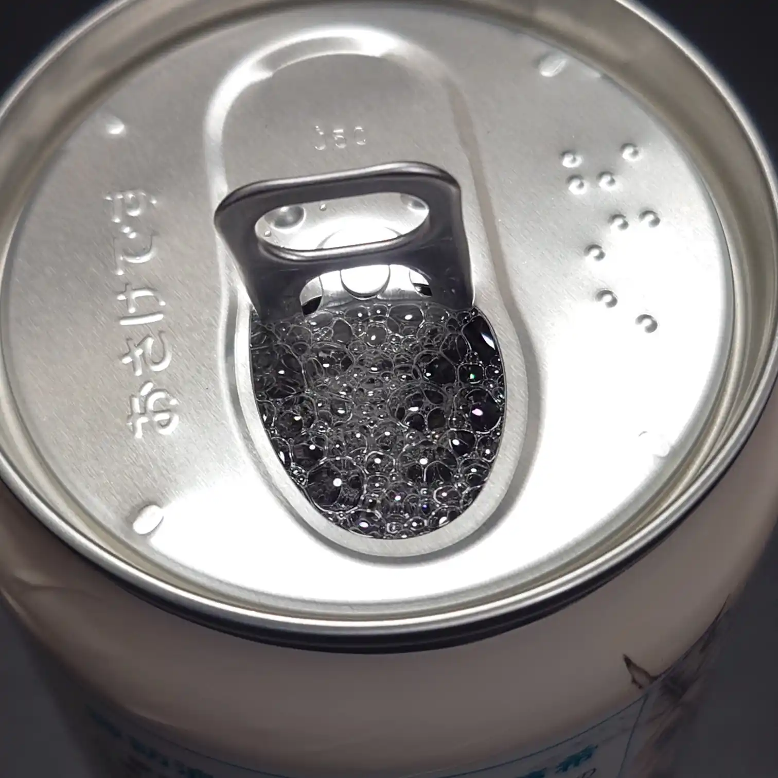 諏訪浪漫ビール 一夢希フレッシュホップエールの缶ラベルと注いだグラスを横から撮影したカット