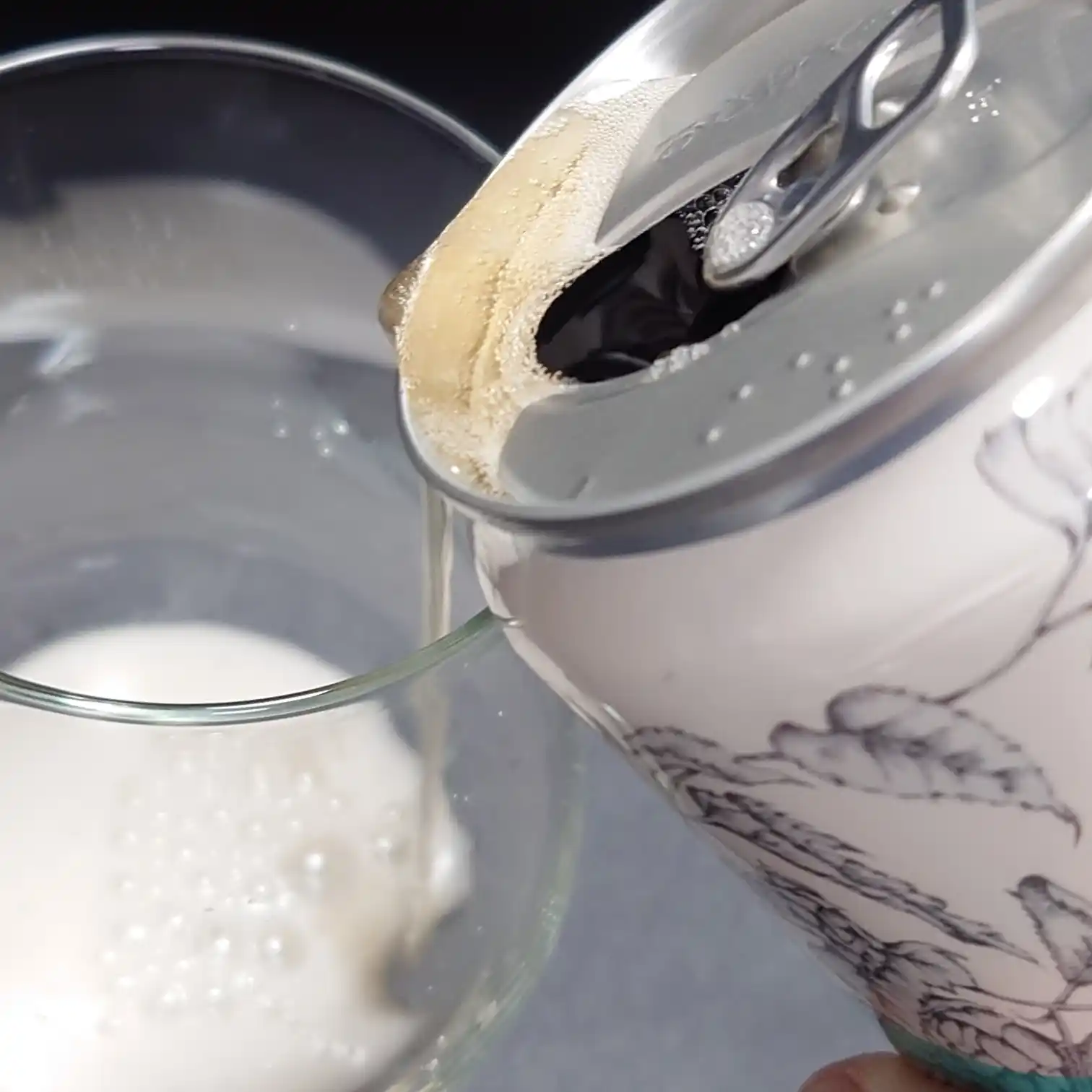 テーブル奥行きを活かして配置した諏訪浪漫ビール 一夢希の缶とグラスビールのイメージカット