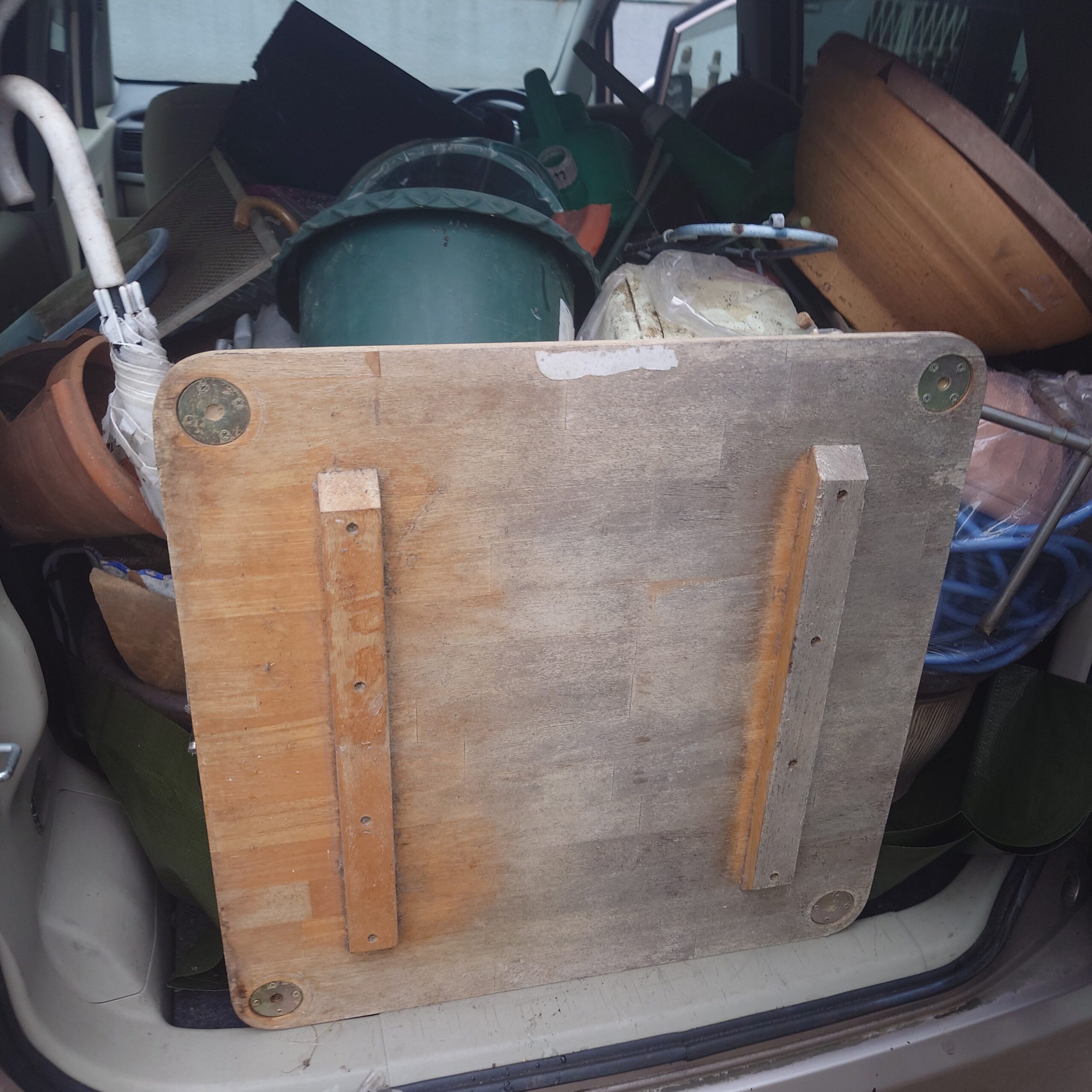 新浜リサイクルセンターへ運搬する不燃物を車の荷室いっぱいに積み込んだ様子。木製板やバケツ、園芸用品などがぎっしりと積まれている。