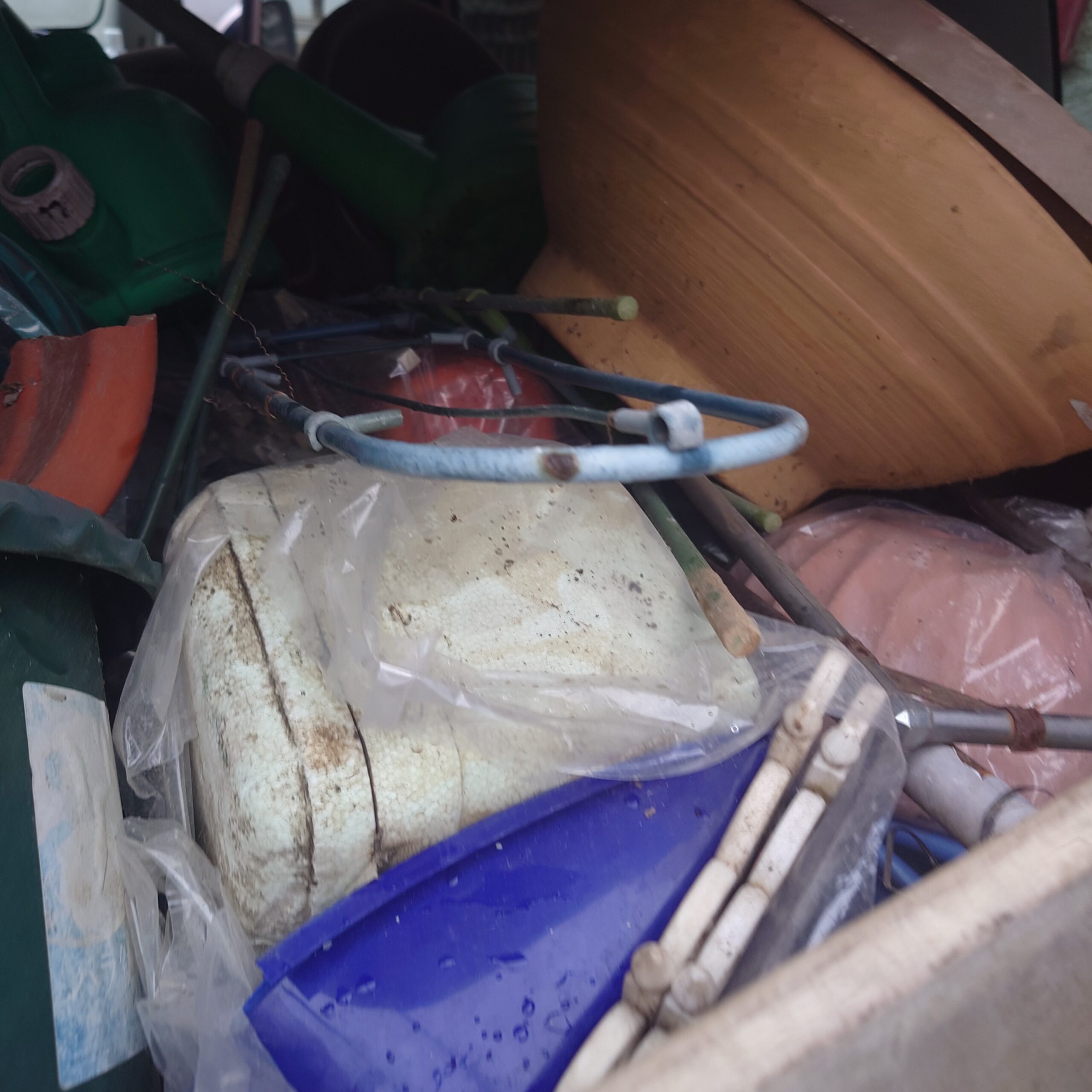 新浜リサイクルセンターへ搬入する不燃物として、古いホースリールや発泡スチロール片、園芸用ポールなどが車内に積み込まれている様子。